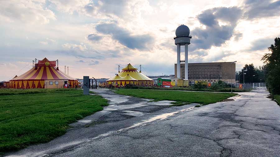 Circo en el Aeropuerto de Berlín-Tempelhof