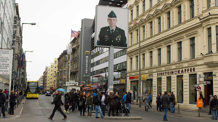 Avenida del Checkpoint Charlie en Berlín