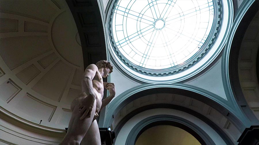 que tiene en la mano el david