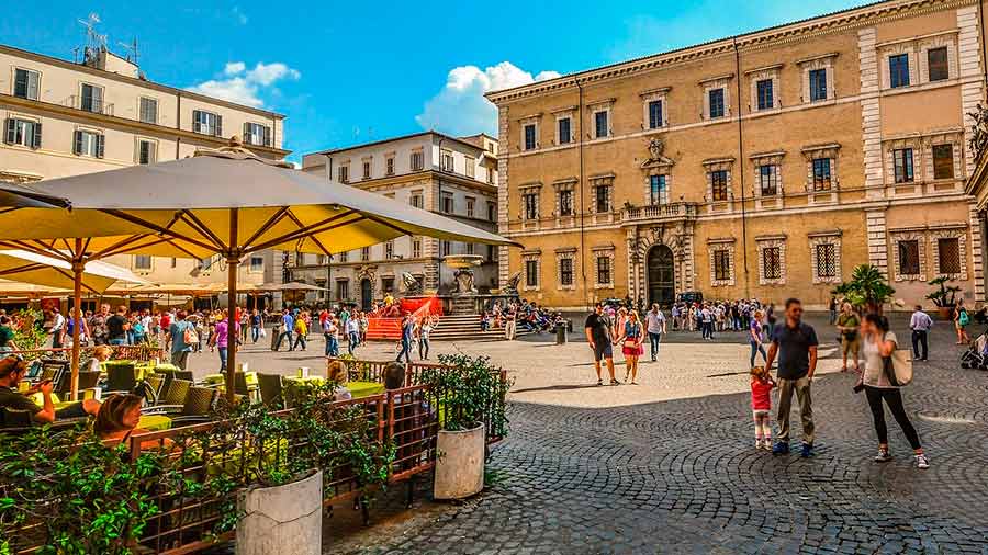 plaza llena de personas en el trastevere