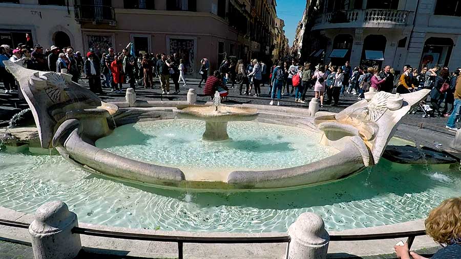 la fontana della barcaccia plaza españa