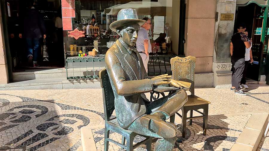 Estatua de Pessoa frente a Café A Brasileira en Chiado.