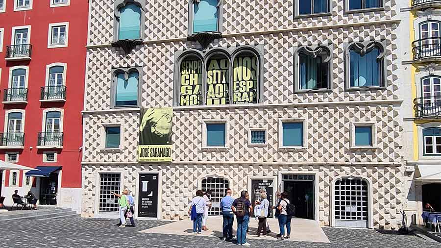 Fachada de A Casa dos Bicos con puntas en forma de diamante.