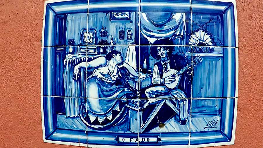 Azulejo representando un espectáculo de Fado.