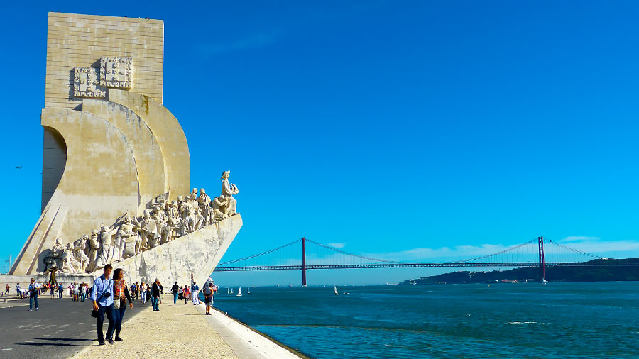 El Monumento a los Descubrimientos con el Puente 25 de Abril de Lisboa al fondo.