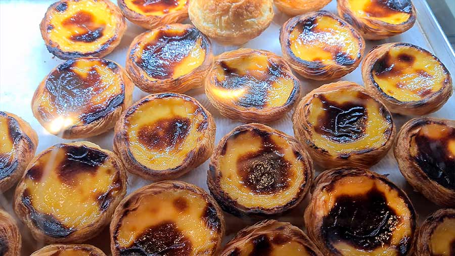 Pasteles de Belém recién salidos del horno.