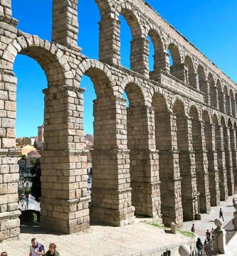 Uno de los monumentos romanos en España más increíbles es el acueducto de Segovia.