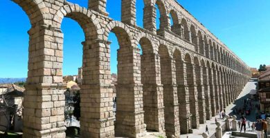 Uno de los monumentos romanos en España más increíbles es el acueducto de Segovia.