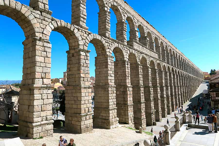 Uno de los monumentos romanos en España más increíbles es el acueducto de Segovia.