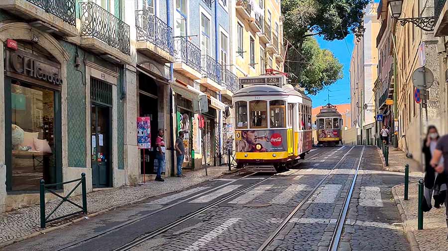 Tranvía en el barrio de Alfama, Lisboa