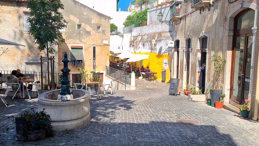 Una plaza que vi en un free tour por Alfama en español