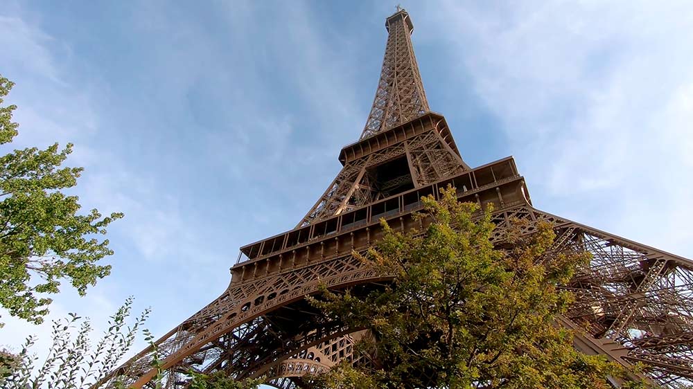 La Torre Eiffel de París desde abajo